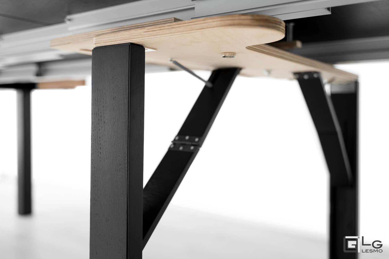 Console extensible<br>Finition : Chêne noir et plateau en cristal noir<br>Jusqu'à 16 places