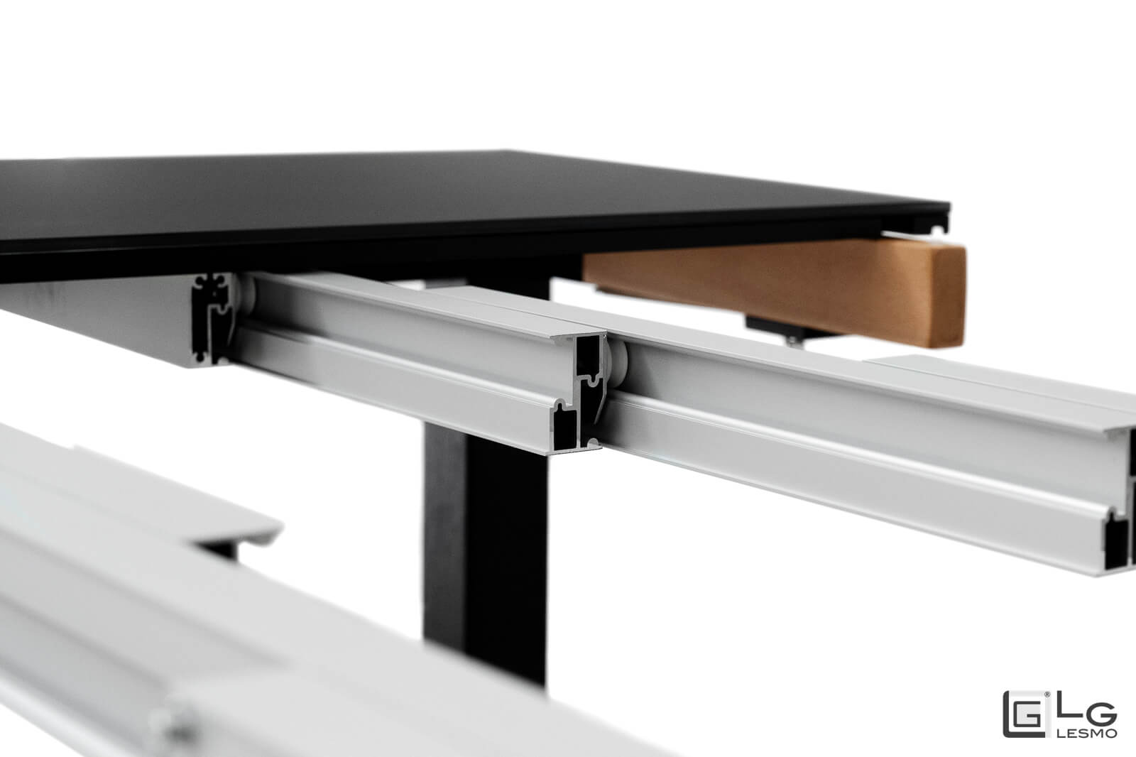 Console extensible<br>Finition : Chêne noir et plateau en cristal noir<br>Jusqu'à 16 places