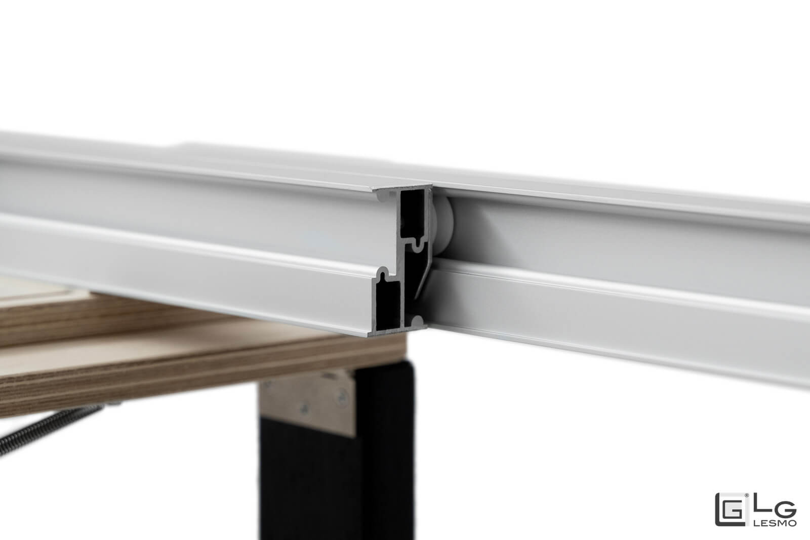 Console extensible<br>Finition : Chêne noir et plateau en cristal noir<br>Jusqu'à 16 places