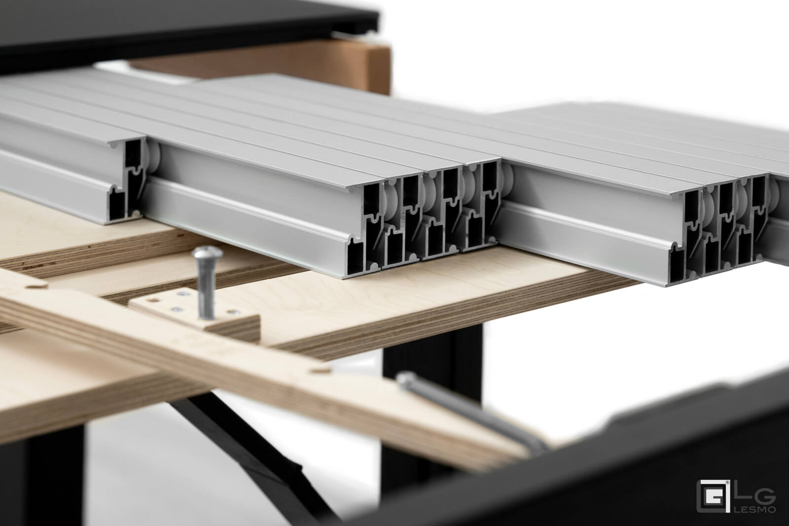 Console extensible<br>Finition : Chêne noir et plateau en cristal noir<br>Jusqu'à 16 places