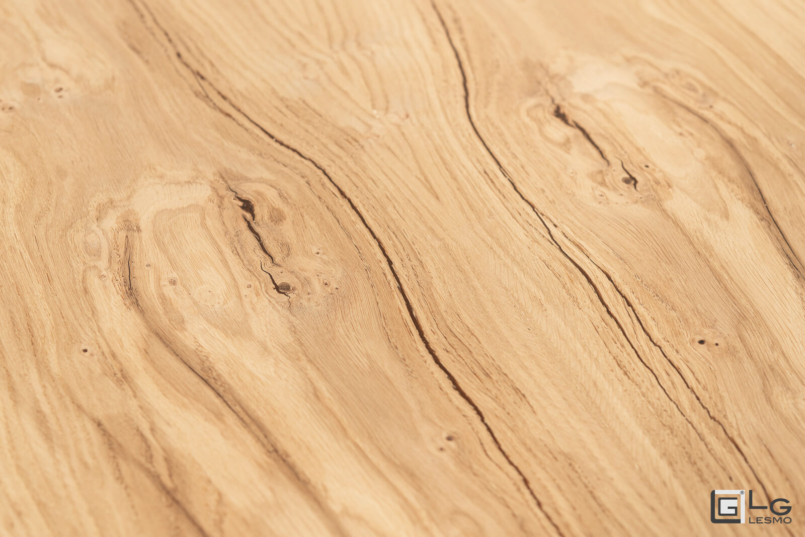 EXTENDABLE TABLE<br>Finish: Raw Oak and Gres<br>up to 16 seats