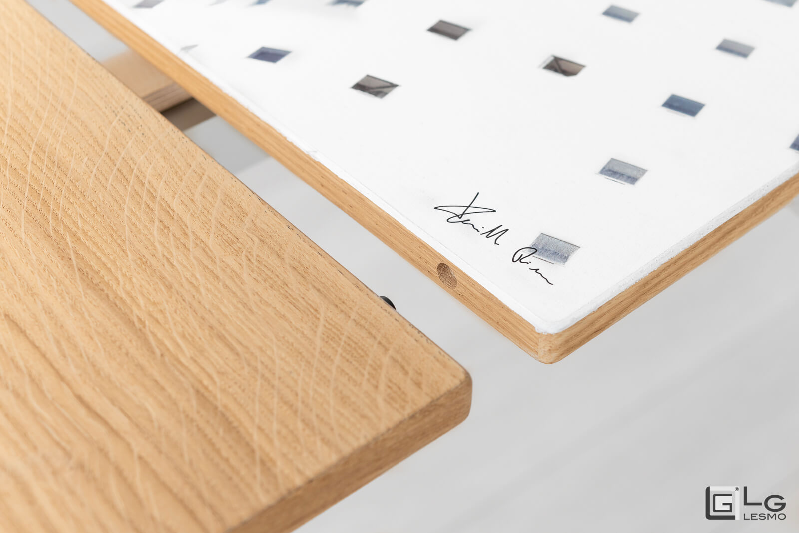 EXTENDABLE TABLE<br>Finish: Raw Oak and Gres<br>up to 16 seats