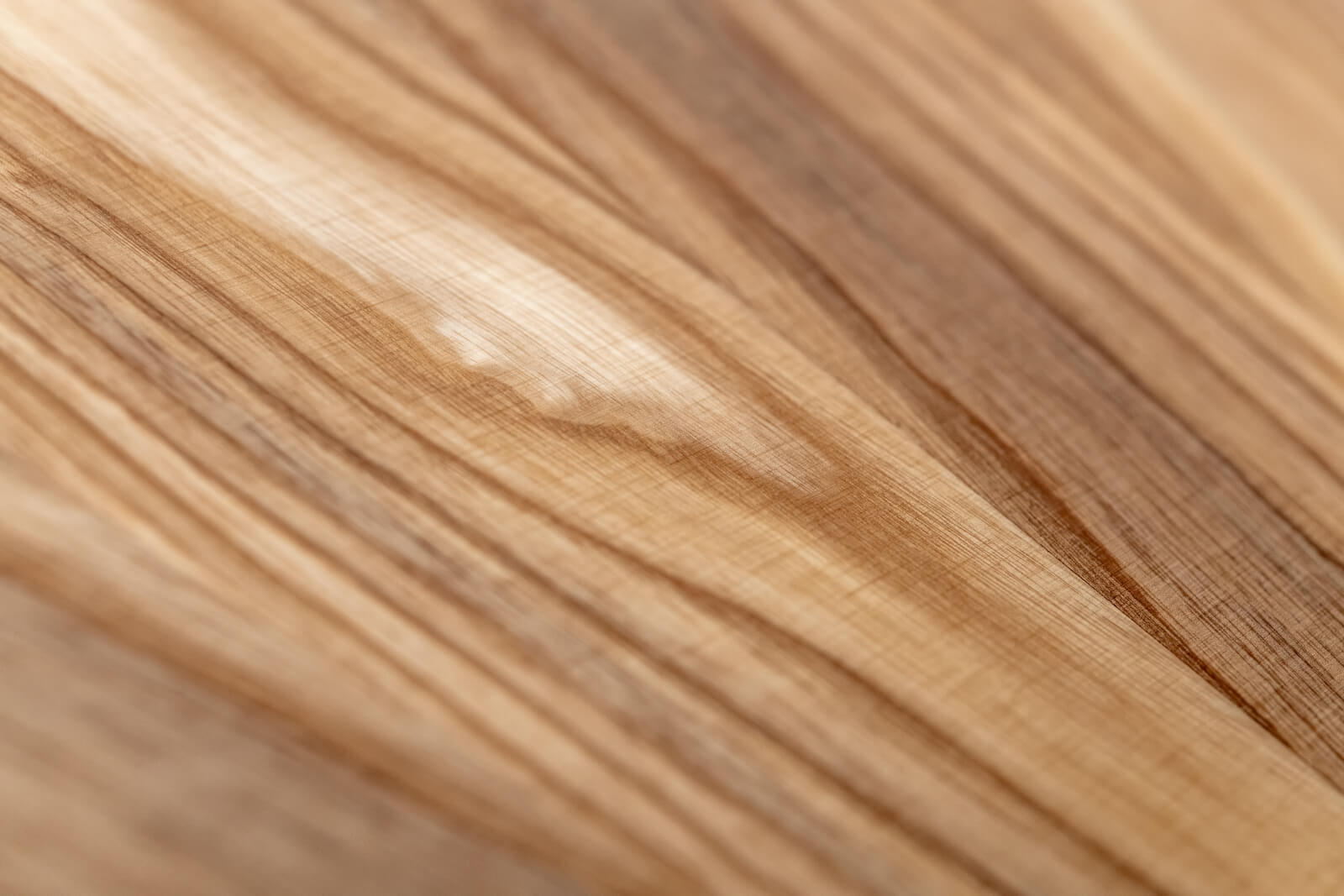 TAVOLO ALLUNGABILE<br>Finitura: Frassino Oliva e Frassino Nero<br>fino a 14 posti