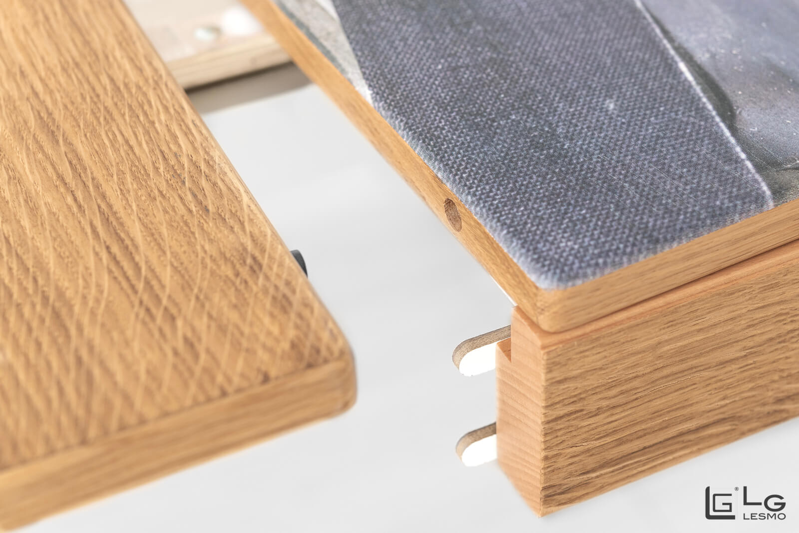 EXTENDABLE TABLE<br>Finish: Raw Oak<br>up to 12 seats