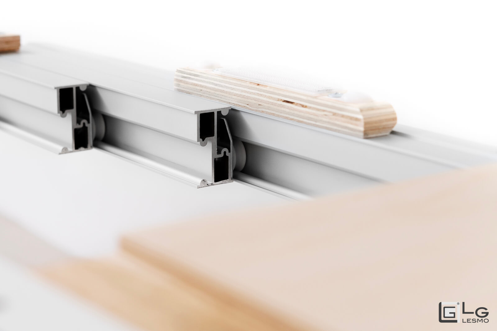 Chiuso: 76x100 cm – Esteso fino a 190 cm con 2 prolunghe. Ideale per ospitare fino a 10 persone. CONSOLLE ALLUNGABILE<br>Finitura: Frassino Nuvola<br>Posti a sedere: Fino a 8