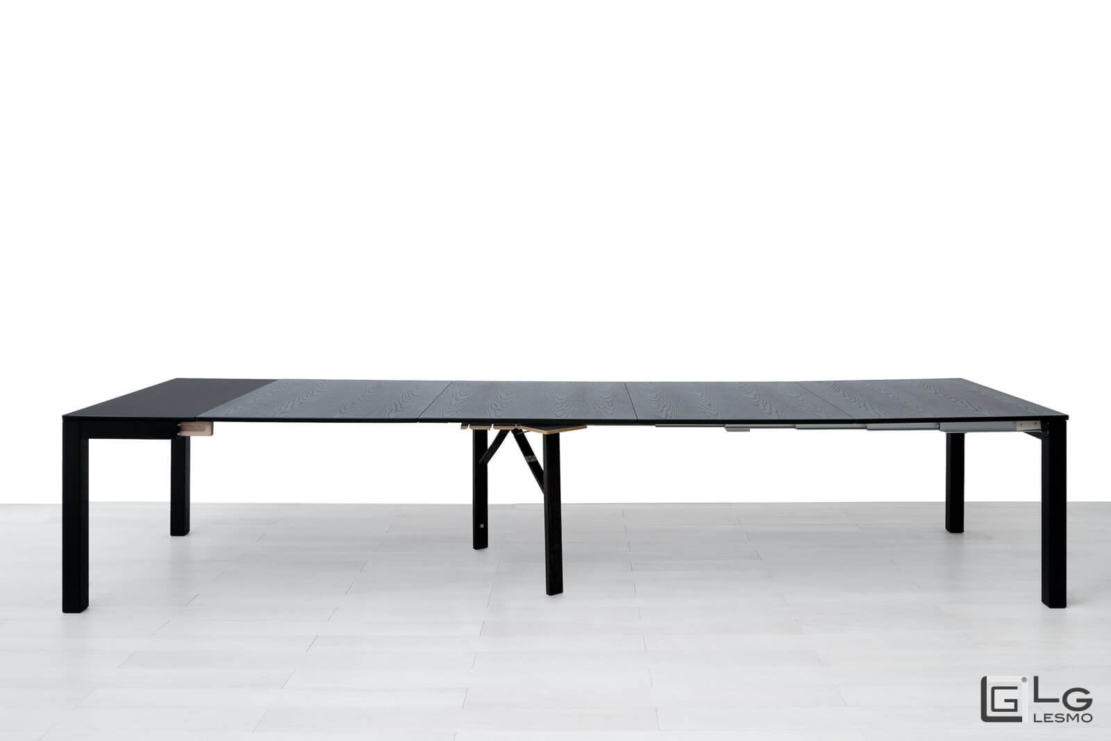 Console extensible<br>Finition : Chêne noir et plateau en cristal noir<br>Jusqu'à 16 places