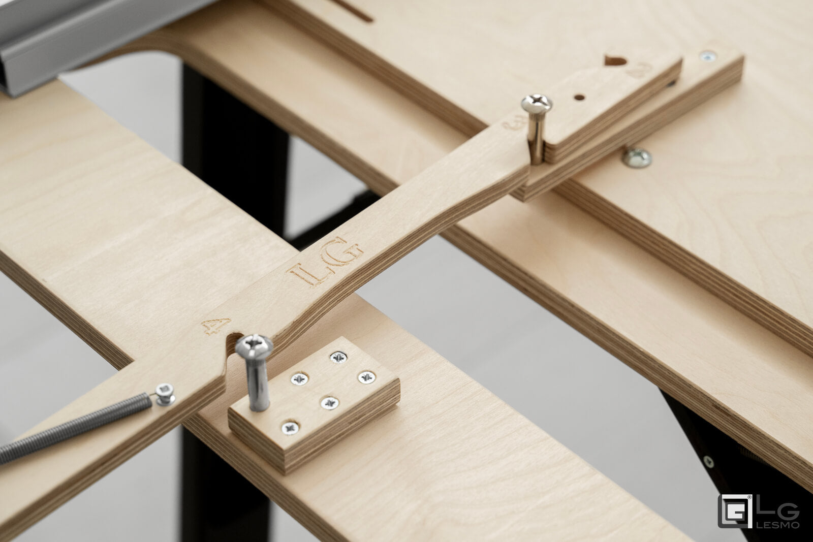 Console extensible<br>Finition : Chêne noir et plateau en cristal noir<br>Jusqu'à 16 places