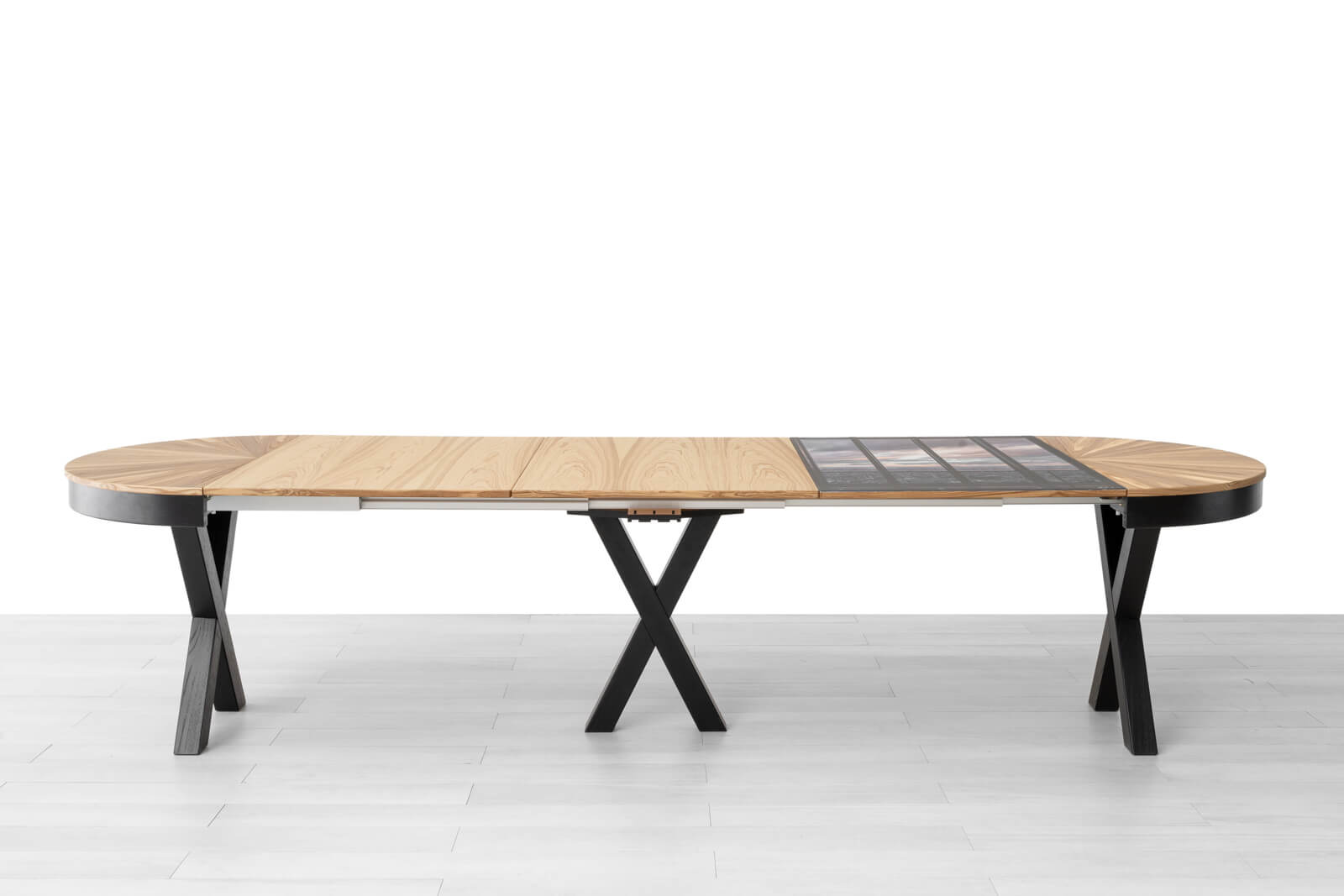 TAVOLO ALLUNGABILE<br>Finitura: Frassino Oliva e Frassino Nero<br>fino a 14 posti