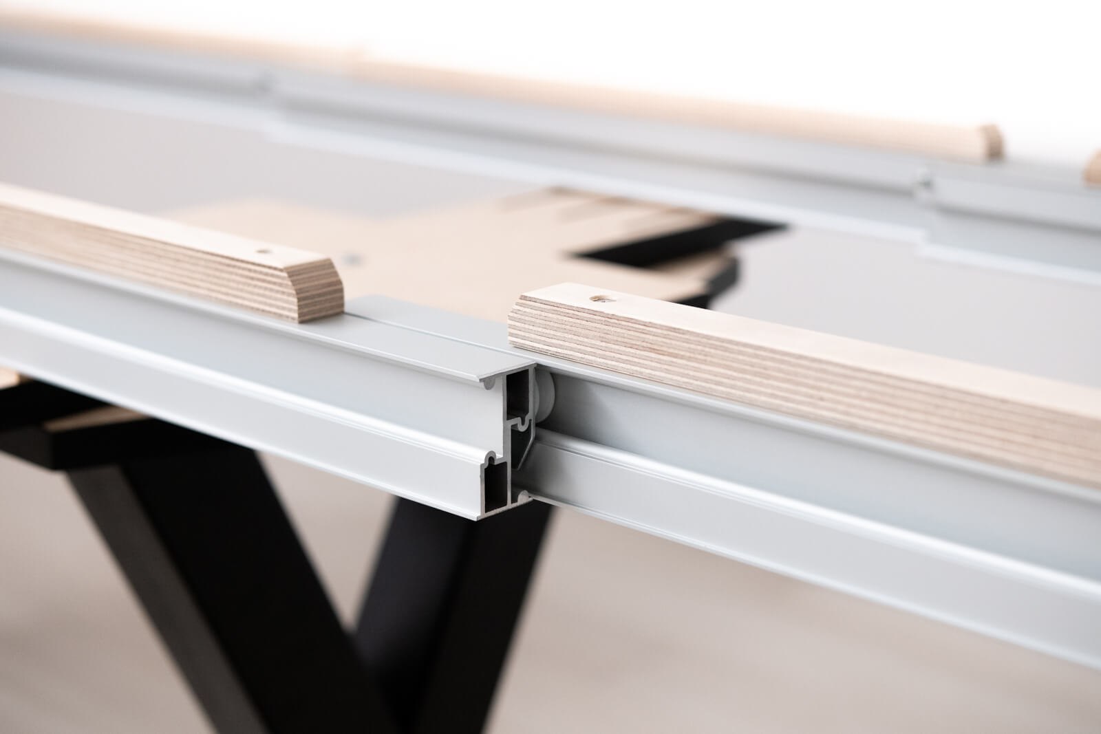 TAVOLO ALLUNGABILE<br>Finitura: Frassino Oliva e Frassino Nero<br>fino a 14 posti