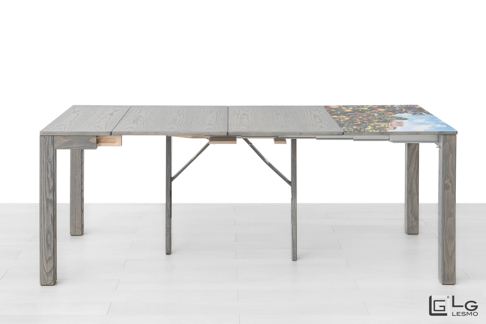 Chiuso: 76x100 cm – Esteso fino a 190 cm con 2 prolunghe. Ideale per ospitare fino a 10 persone. CONSOLLE ALLUNGABILE<br>Finitura: Frassino Nuvola<br>Posti a sedere: Fino a 8